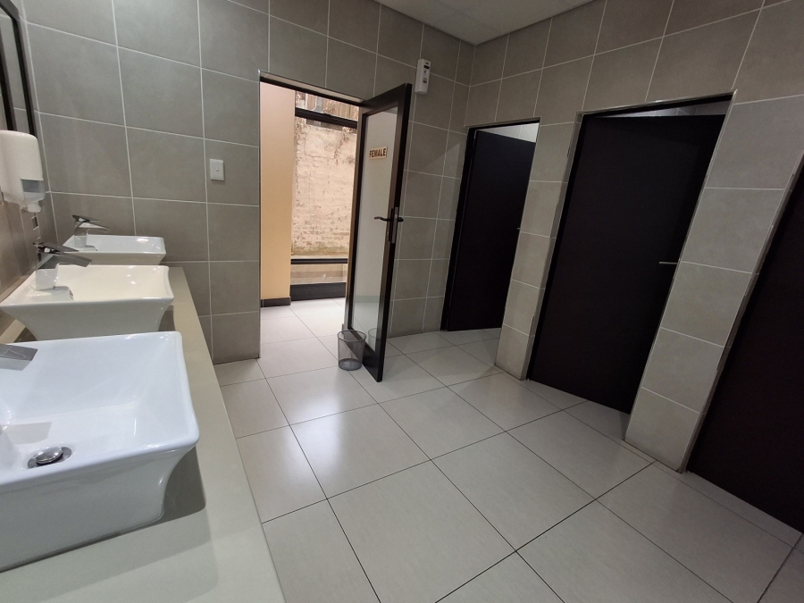 To Let Commercial Property for Rent in Vincent Eastern Cape